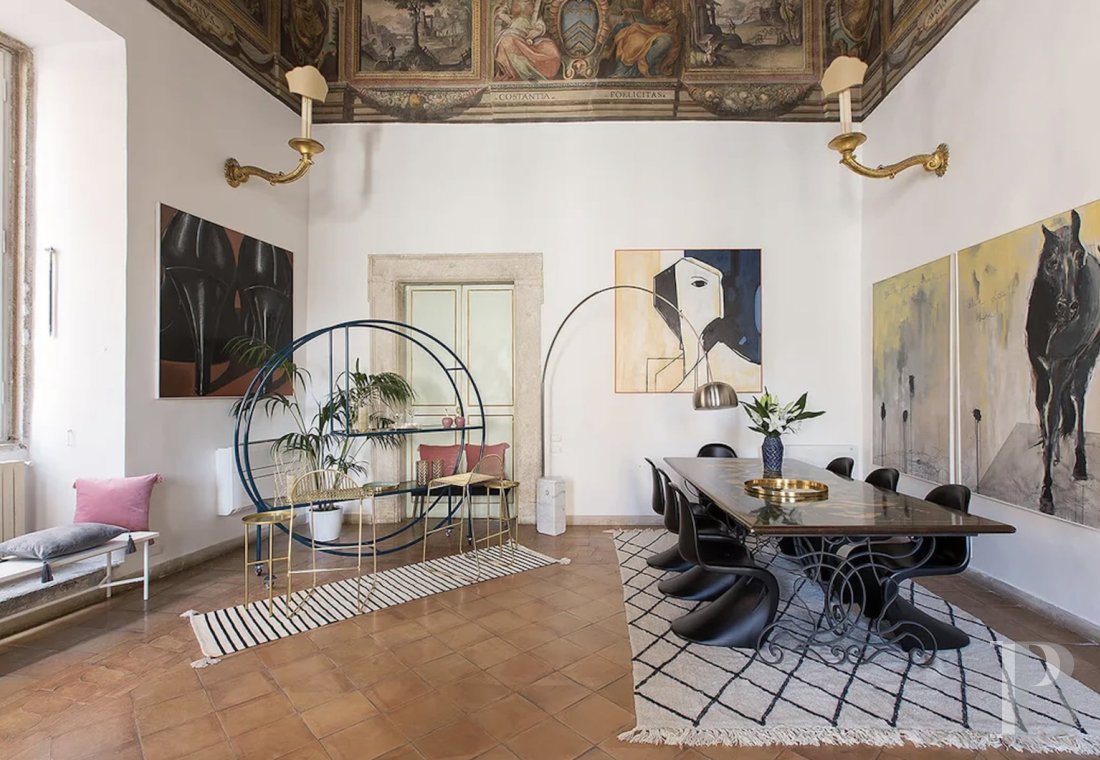 A vast, completely renovated apartment on the top floor of a 16th-century palazzo in Rome - photo  n°7